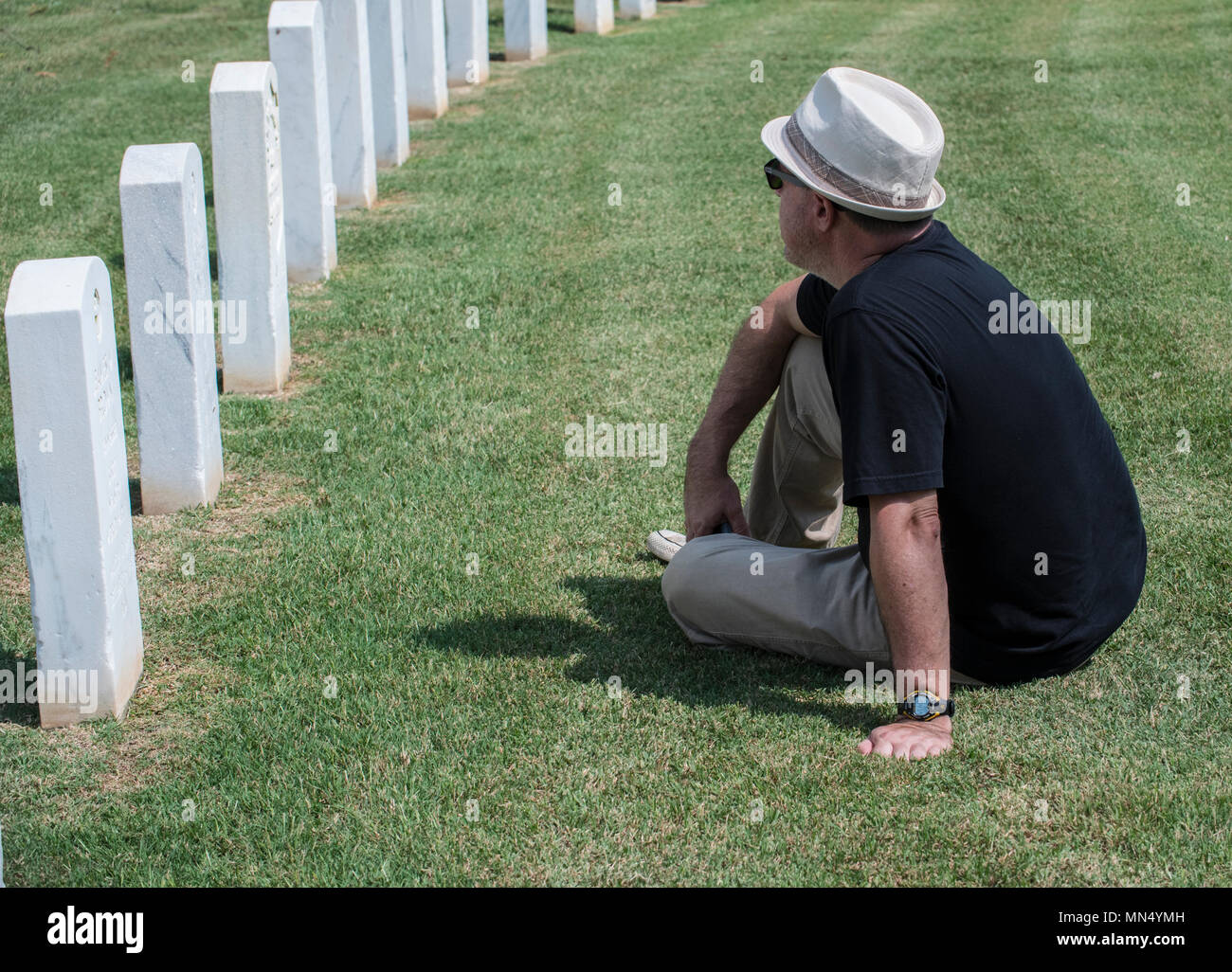 La famille et les amis prennent le temps de visiter avec leurs proches après l'inhumation de U.S. Army Air Forces Le Sergent William 'Blootie' Turner, le 22 août, 2017, au cimetière national de Nashville situé à Madison, au Tennessee Turner était à bord d'un B-26 Marauder en décembre 1943, lorsque l'avion, surnommé 'Hell's Fury,' a été abattu tuant tous sauf à bord le pilote. Après plusieurs années de travaux, Turner ses restes ont été déterminées de façon positive et il a été donné l'enterrement militaire rend hommage. (U.S. Army photo par le Sgt. Brian Hamilton/ libéré) Banque D'Images