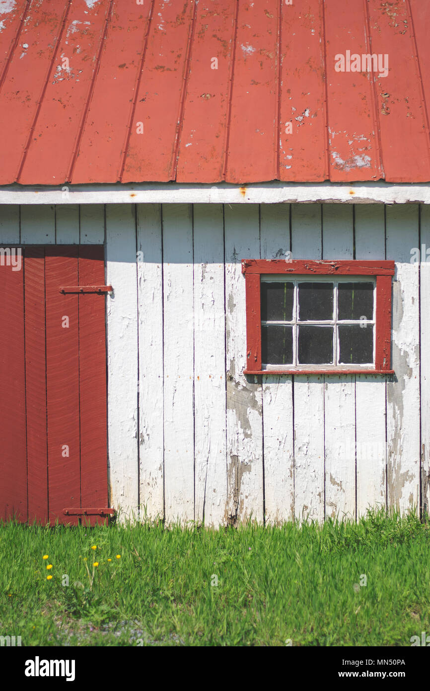 Vieille maison avec porte rouge, toit rouge, une fenêtre, le pelage blanc de la peinture, prise à la 3e bataille de Winchester (Collier). Prêt composite. Banque D'Images