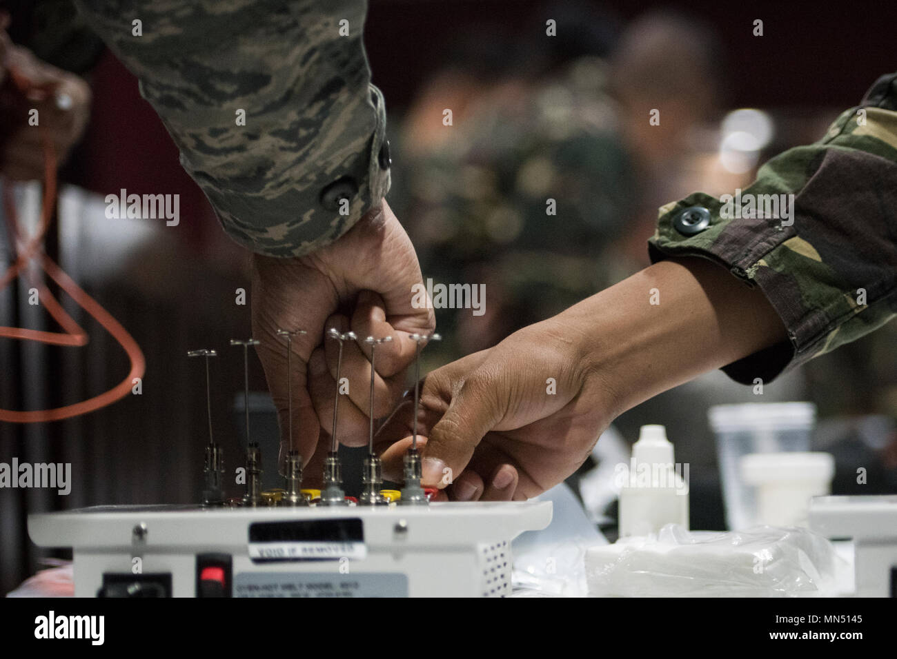 Le sergent de l'US Air Force. Billy Odom, un technicien de support informatique avec le 23e Escadron des communications de Combat de Travis Air Force Base, en Californie, et d'un aviateur de l'Armée de l'Air Philippine récupérer des connecteurs de fibre à partir d'un four de fusion à chaud pendant un cours sur la fibre optique le retrait à la base aérienne de Clark, Philippines, le 9 mai 2018. Odom, originaire de Monterey, Californie, est aux Philippines dans le cadre de l'exercice Balikatan. Exercice Balikatan, dans sa 34e version, est un américain annuel-exercice d'entraînement militaire des Philippines a porté sur une grande variété de missions, y compris l'aide humanitaire et des reli Banque D'Images