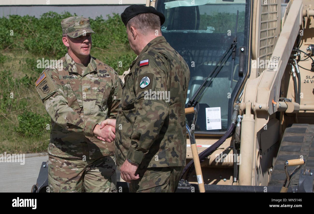 Le colonel polonais Marek Gmurski, commandant du 5e Régiment du génie, et le major de l'armée américaine Jason, le directeur général de la 107ème bataillon du génie de la Garde nationale du Michigan, une poignée de main après la masse de rupture lors de la cérémonie d'ouverture de château ferme en 2018, à la zone d'entraînement de Drawsko Pomorskie, Pologne, le 8 mai. Resolute Castle est un exercice d'entraînement multinational pour l'OTAN et l'armée américaine des ingénieurs, qui prend en charge la résolution de l'Atlantique en favorisant l'interopérabilité. Résoudre l'Atlantique est une démonstration de l'engagement des États-Unis à la sécurité collective de l'Europe par la dep Banque D'Images