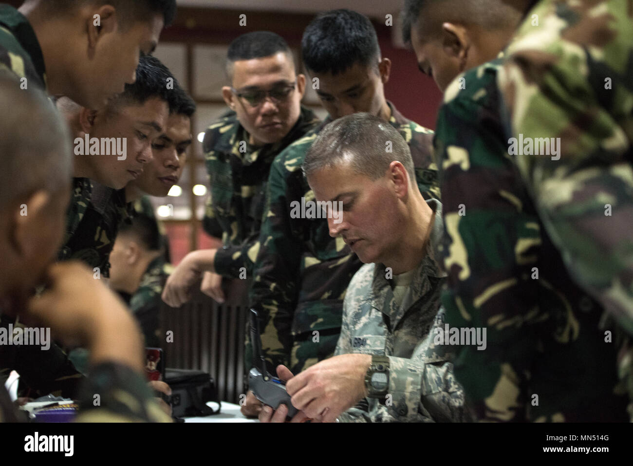 U.S. Air Force Tech Sgt. Brian Gray, un technicien radio fréquence avec 23e Escadron des communications de Combat de Travis Air Force Base, en Californie, indique à un cours sur la fibre optique le long de la terminaison de l'Armée de l'Air Philippine aviateurs à Clark Air Base, Philippines, le 9 mai 2018. Gray, originaire de Oroville, en Californie, est aux Philippines dans le cadre de l'exercice Balikatan. Exercice Balikatan, dans sa 34e version, est un américain annuel-exercice d'entraînement militaire des Philippines a porté sur une grande variété de missions, y compris l'assistance humanitaire et les secours en cas de catastrophe, la lutte contre le terrorisme, et d'autres mi combiné Banque D'Images