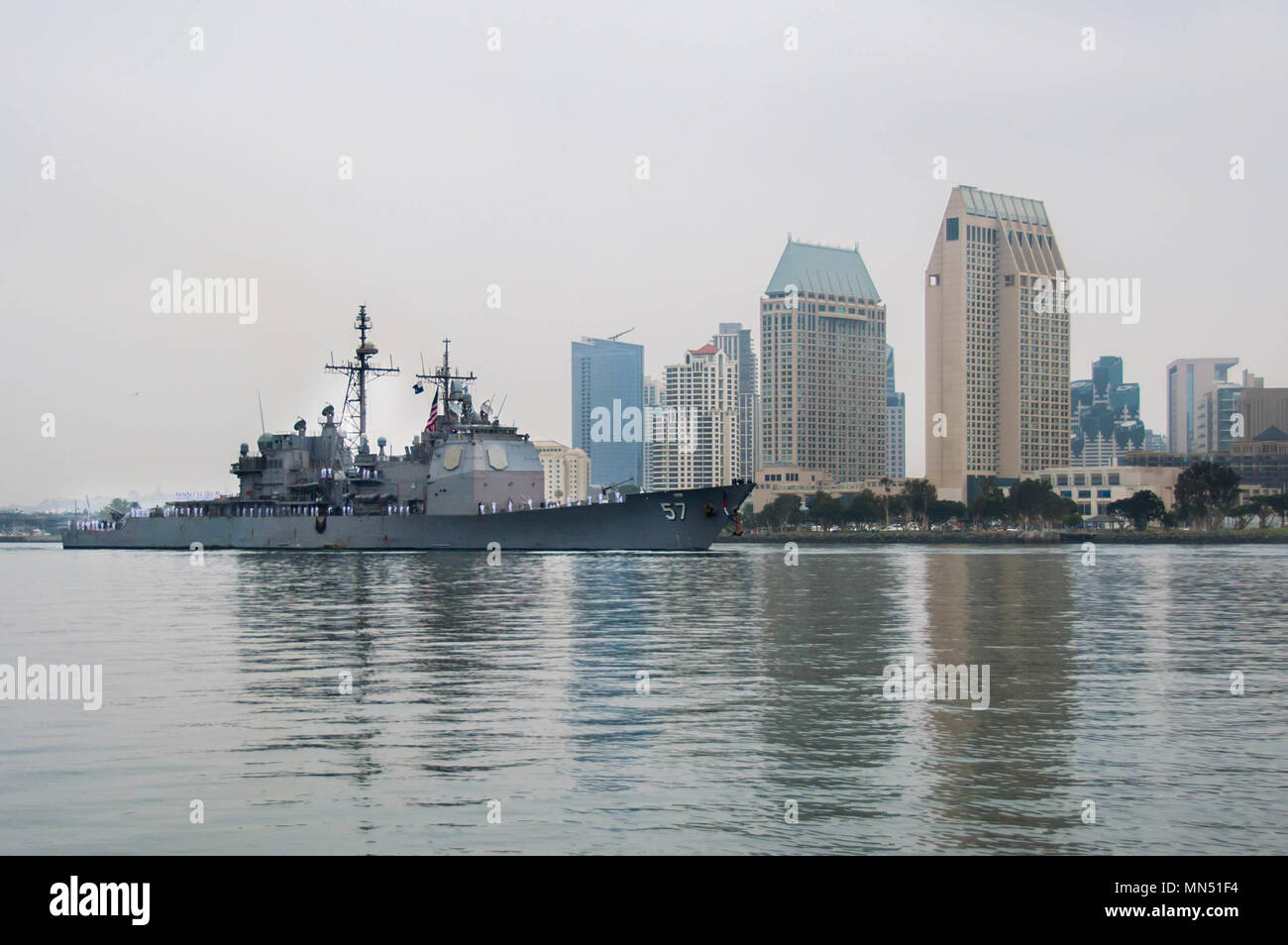 La classe Ticonderoga croiseur lance-missiles USS Lake Champlain (CG 57) arrive à San Diego le 8 mai. Le lac Champlain a été déployée à l'ouest du Pacifique dans le cadre du groupe Carl Vinson. (U.S. Photo par marine Spécialiste de la communication de masse 2e classe Nancy C. Maxime Steinberg) Banque D'Images