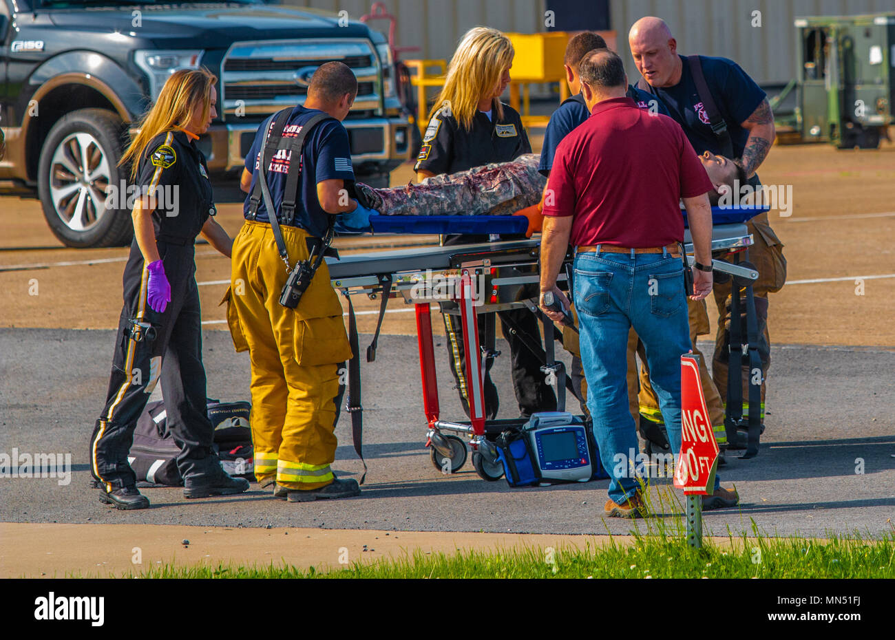Pompiers de Ft. Campbell du service d'incendie et les premiers intervenants de la Vanderbilt University Medical Center et fixez un soldat blessé sur une civière au cours d'une simulation d'entraînement 8 mai à Fort Campbell, Kentucky. Un STX champ a été réalisée pour évaluer Ft Campbell's le temps de réponse du service d'urgence, la simulation d'hélicoptère s'est écrasé un inclus, plusieurs incendies et personnel blessé interprété par ft. Campbell des soldats. Banque D'Images Pompiers de Ft. Campbell du service d'incendie et les premiers intervenants de la Vanderbilt University Medical Center et fixez un soldat blessé sur une civière au cours d'une simulation d'entraînement 8 mai à Fort Campbell, Kentucky. Un STX champ a été réalisée pour évaluer Ft Campbell's le temps de réponse du service d'urgence, la simulation d'hélicoptère s'est écrasé un inclus, plusieurs incendies et personnel blessé interprété par ft. Campbell des soldats. Banque D'Images