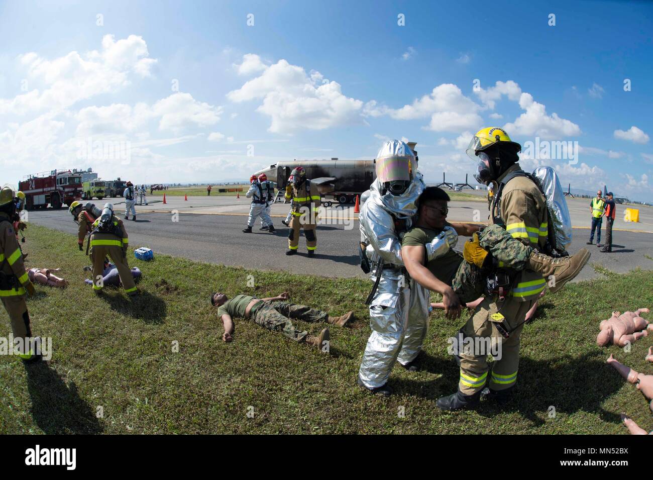 180509-N-OY339-1139 SIGONELLA (Sicile, 9 mai 2018) Les pompiers transporter une victime simulée dans le cadre d'une évaluation de l'état de préparation opérationnelle à bord de la base aéronavale de Sigonella (NAS). Sigonella NAS est une base opérationnelle à terre qui permet aux alliés des États-Unis, et les forces du pays partenaire, d'être là où ils sont nécessaires et quand ils sont nécessaires pour assurer la sécurité et la stabilité en Europe, d'Afrique et d'Asie du Sud-Ouest. (U.S. Photo par marine Spécialiste de la communication de masse 2e classe Christopher Gordon/libérés) Banque D'Images