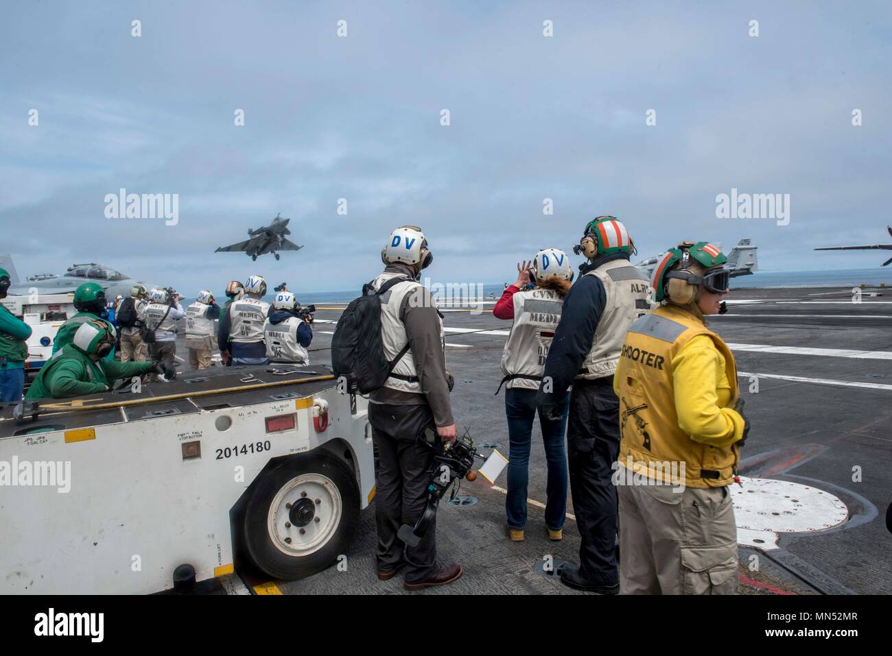 L'USS George H.W. Bush (CVN 77) est un porte-avions de la classe Nimitz de l'United States Navy. Le tirage photographique d'archives capture les opérations aériennes et les visiteurs distingués observant des activités d'entraînement lors d'exercices d'escadre de transporteurs aériens conjoints avec la Marine française dans l'océan Atlantique le 10 mai 2018. Banque D'Images