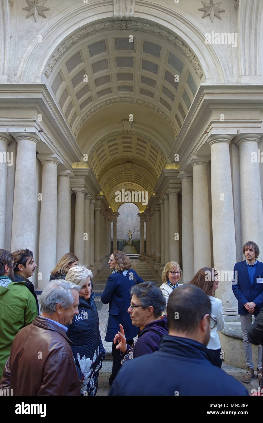 ROME, ITALIE - 1 avril 2018 : Le Palazzo Spada démontre l'utilisation du corridor de perspective forcée. Tour Guide révèle comment Borromini utilisé astuce optique Banque D'Images