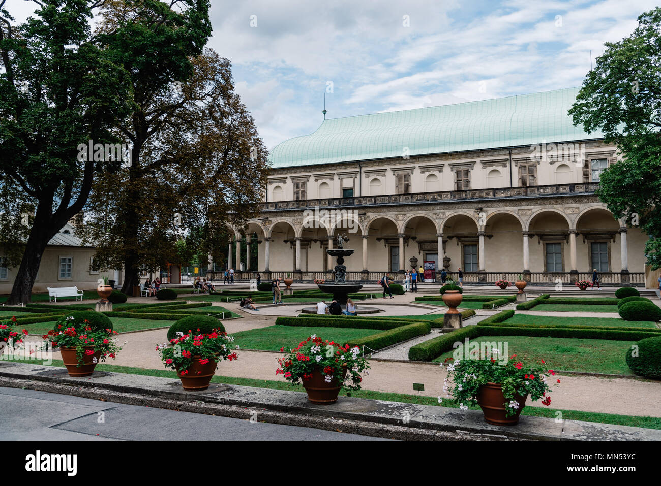 Prague, République tchèque - 19 août 2017 : Palais d'été de la reine Anne dans le jardin royal du Château de Prague. Voir against cloudy sky Banque D'Images