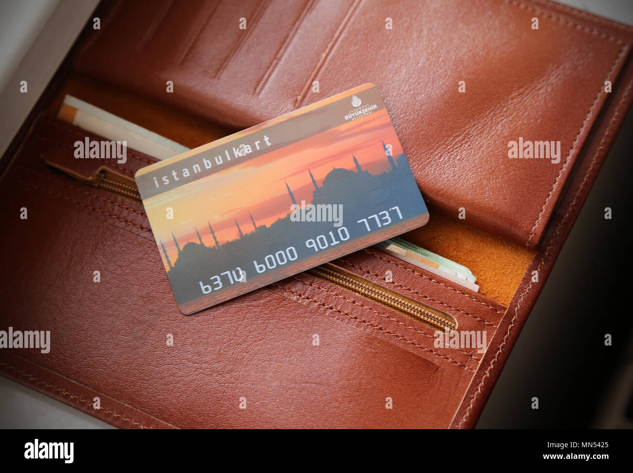 Carte de métro d'Istanbul sur un portefeuille en cuir brun Banque D'Images