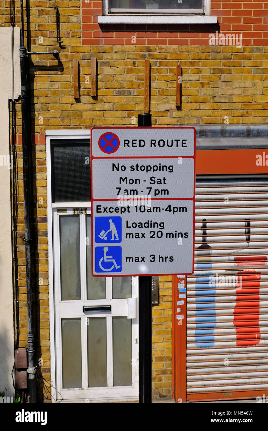 Red Route signe sur Borough High Street Londres Banque D'Images