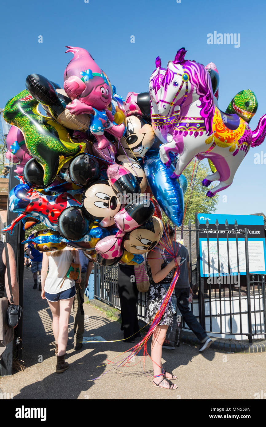 Un vendeur de ballons avec un grand tas de ballons d'hélium de personnage  de Disney sur un coin de rue à Londres, Angleterre, Royaume-Uni Photo Stock  - Alamy