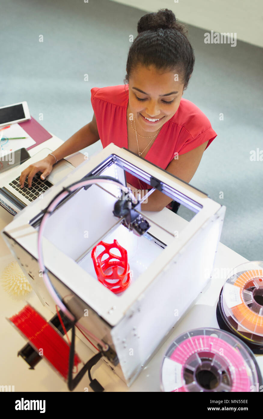 Female designer le visionnage en 3D imprimante de bureau Banque D'Images