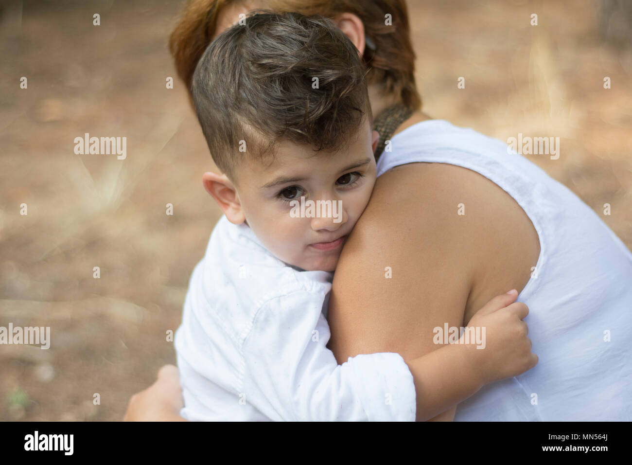 Little Boy hugging sa mère Banque D'Images