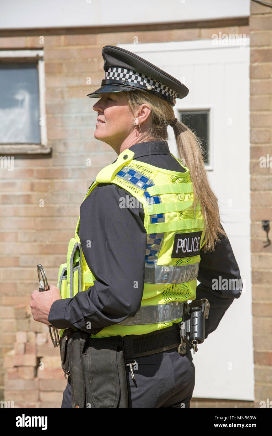Portrait d'un agent de police en uniforme, holding handcuffs Banque D'Images