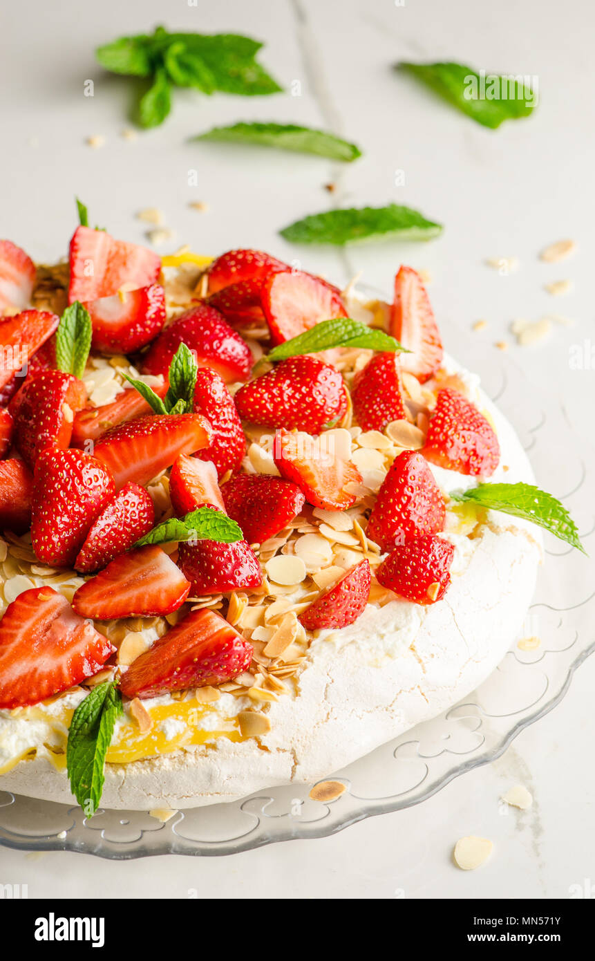 Pavlova aux fraises. La meringue et crème dessert Banque D'Images