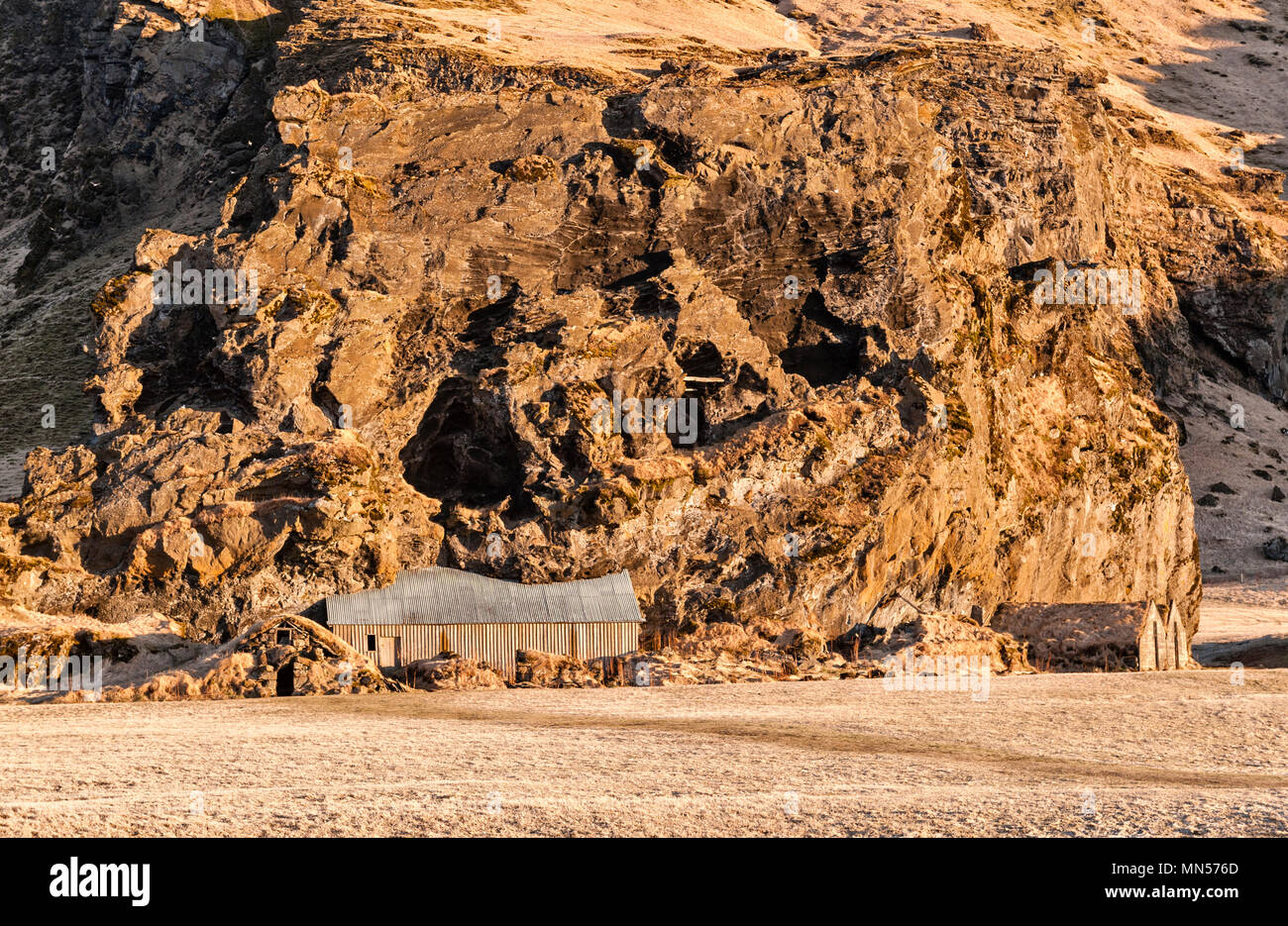 Le sud de l'Islande. Dans Drangshlíð Drangurinn rock, Eyjafjöll, ci-dessous. Légende islandaise dans c'est la maison des elfes et a été placé ici par Grettir le fort Banque D'Images