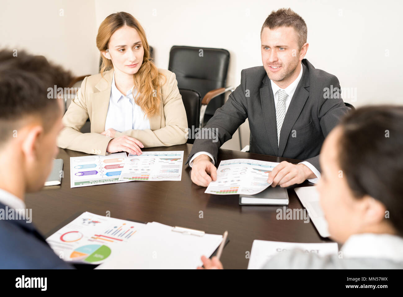 Portrait des gens d'affaires assis en cercle à table de réunion dans la salle de conférence discuter stratégie de planification et de travail, l'accent sur man t Banque D'Images