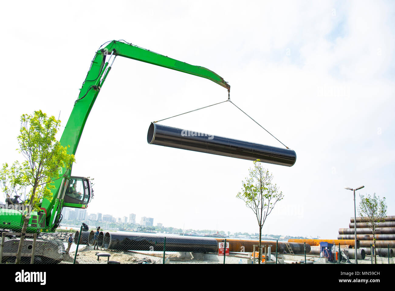 Chargement de produits sidérurgiques et de conduites d'eau avec une zone de stockage dans une grue spéciale. Banque D'Images