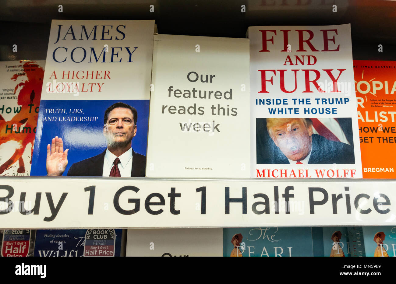 Le livre de James Comey (une plus grande loyauté) et Michael Wolff's book (Fire And Fury) côte à côte en librairie Banque D'Images