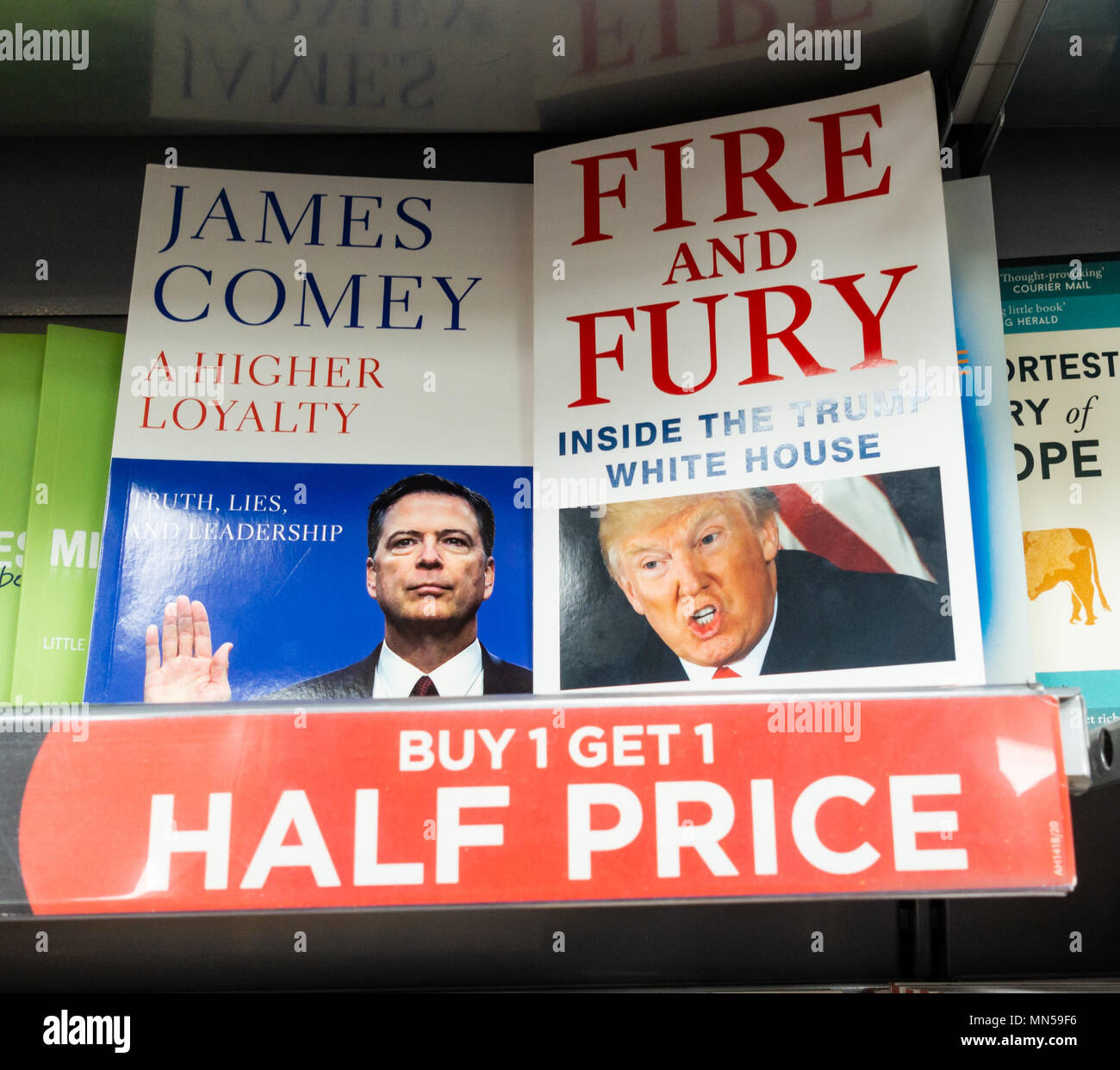 Le livre de James Comey (une plus grande loyauté) et Michael Wolff's book (Fire And Fury) côte à côte en librairie Banque D'Images