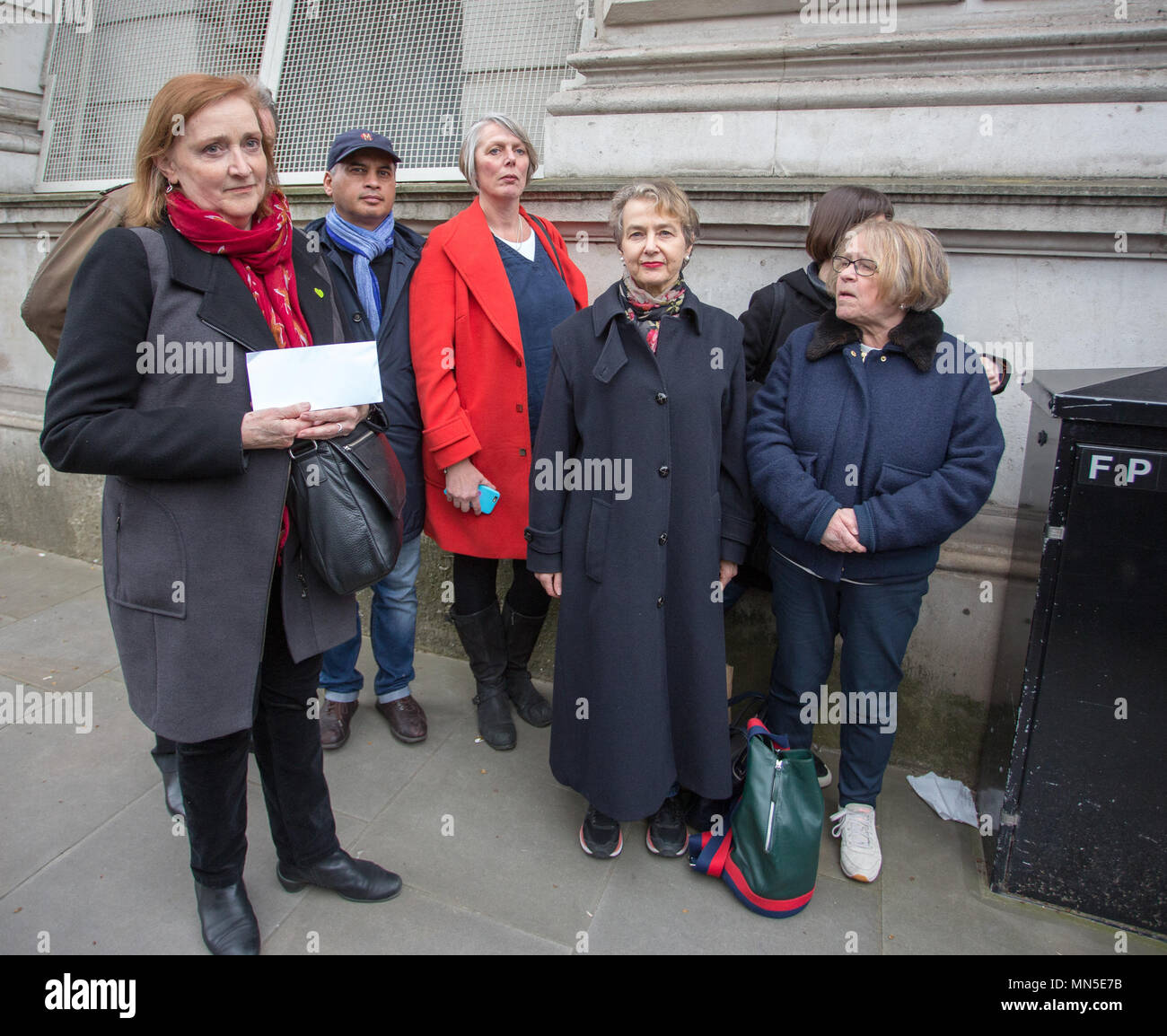 Coalition contre la guerre, manifestation contre l'intervention armée par le Royaume-Uni dans le conflit syrien en face de Downing Street. Une lettre au Premier Ministre en les priant de renoncer à l'action militaire est également livré à numéro 10. Avec : Atmosphère, voir Où : London, England, United Kingdom Quand : 13 Avr 2018 Crédit : Wheatley/WENN Banque D'Images