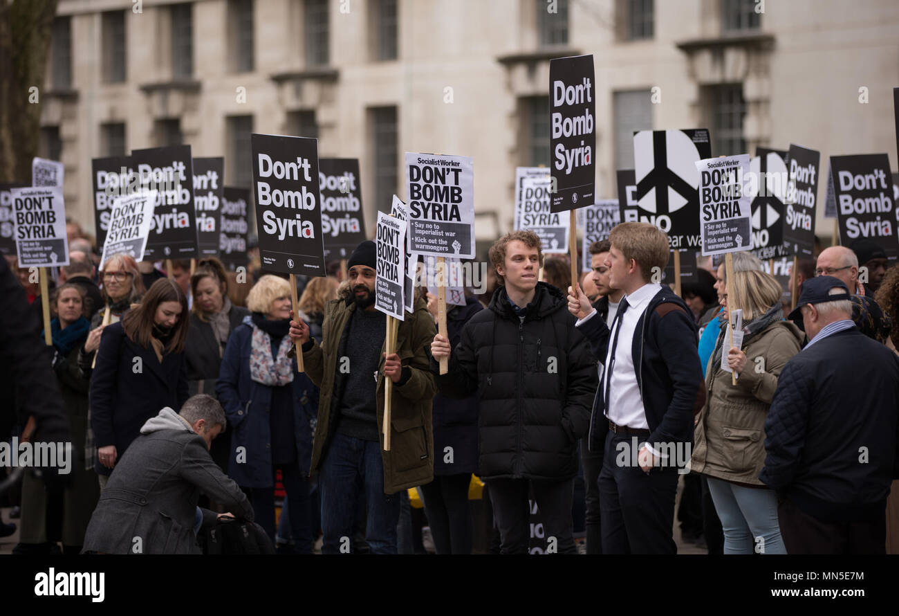 Coalition contre la guerre, manifestation contre l'intervention armée par le Royaume-Uni dans le conflit syrien en face de Downing Street. Une lettre au Premier Ministre en les priant de renoncer à l'action militaire est également livré à numéro 10. Avec : Atmosphère, voir Où : London, England, United Kingdom Quand : 13 Avr 2018 Crédit : Wheatley/WENN Banque D'Images