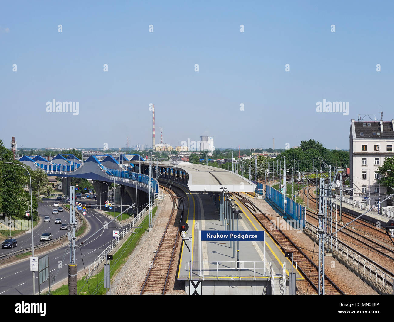 Cracovie à partir du pont au-dessus de la nouvelle gare ferroviaire de Podgorze de Cracovie avec le CHP centrale de charbon dans le quartier de Podgorze distance Pologne Banque D'Images