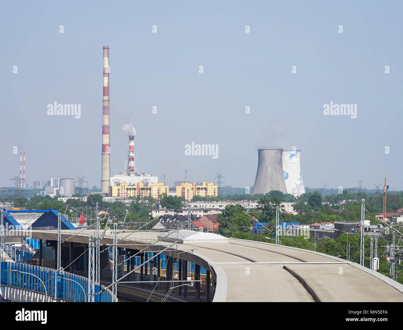 Cracovie à partir du pont au-dessus de la nouvelle gare ferroviaire de Podgorze de Cracovie avec le CHP centrale de charbon dans le quartier de Podgorze distance Pologne Banque D'Images