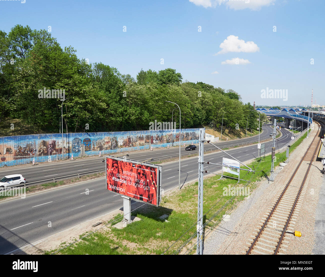 Cracovie à partir du pont au-dessus de la nouvelle gare ferroviaire de Podgorze Cracovie avec l'histoire l'art de mur à côté de la route dans le quartier de Podgorze Pologne Banque D'Images