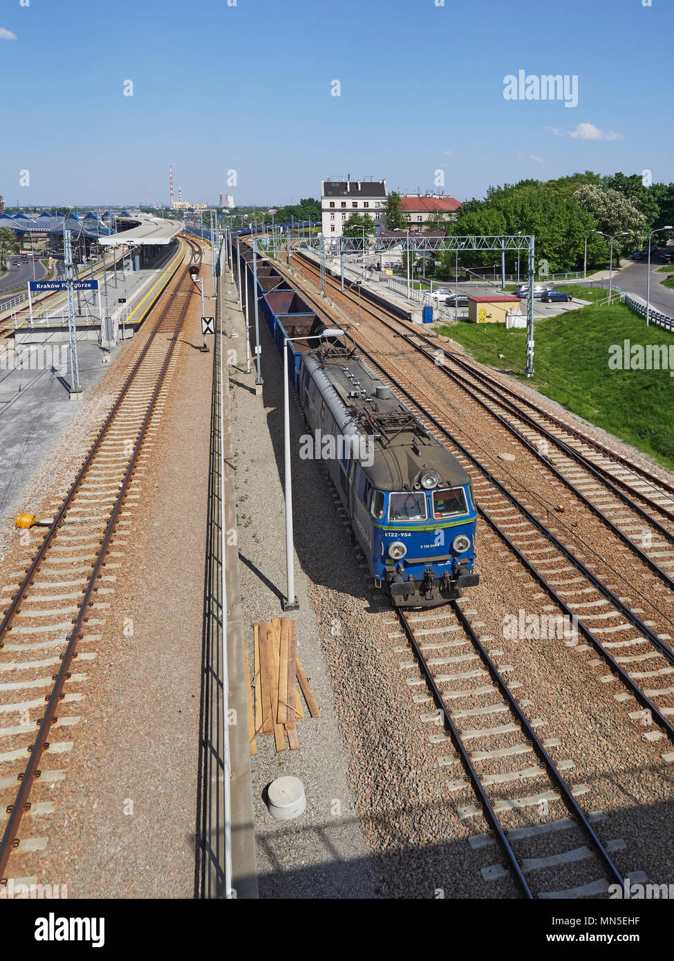 Cracovie à partir du pont au-dessus de la nouvelle gare ferroviaire de Podgorze de Cracovie avec un long train de fret dans le quartier de Podgorze Pologne Banque D'Images