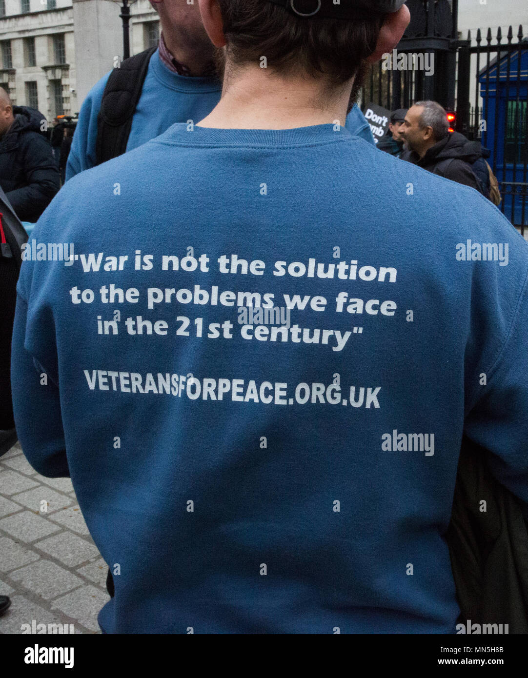 Coalition contre la guerre, manifestation contre l'intervention armée par le Royaume-Uni dans le conflit syrien en face de Downing Street. Une lettre au Premier Ministre en les priant de renoncer à l'action militaire est également livré à numéro 10. Avec : Atmosphère, voir Où : London, England, United Kingdom Quand : 13 Avr 2018 Crédit : Wheatley/WENN Banque D'Images