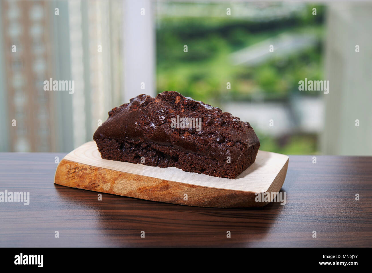 Délicieux gâteau fait maison du cacao sur plaque de bois Banque D'Images