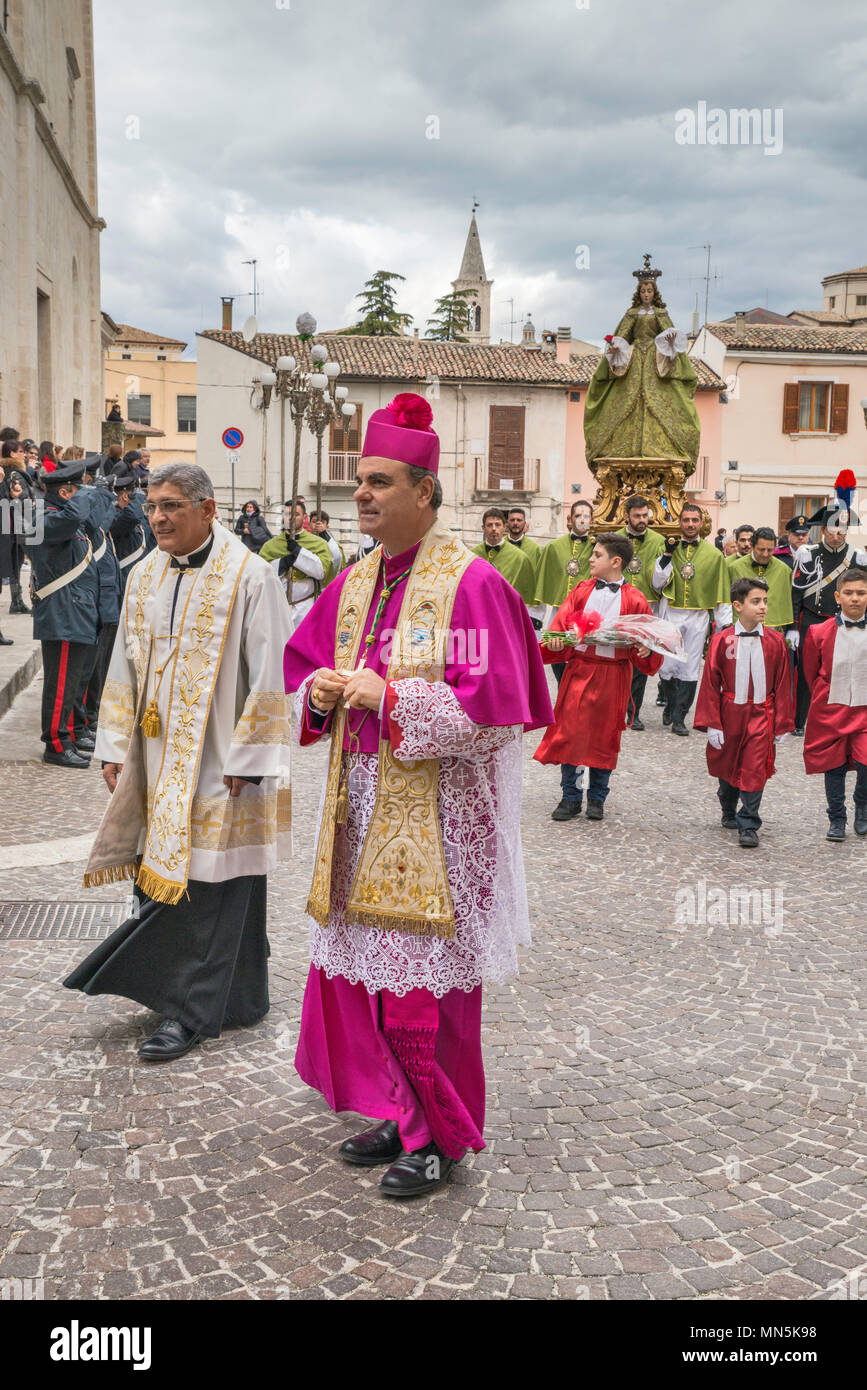 Mgr Michele Fusco, à Madonna che scappa procession le dimanche de Pâques à Orvieto, Abruzzes, Italie Banque D'Images