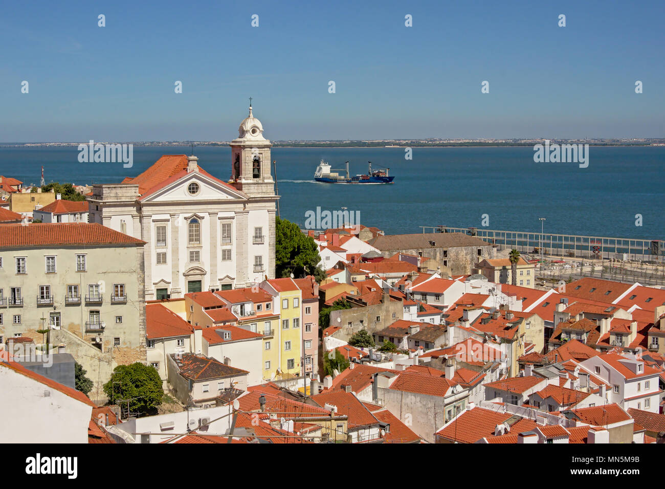 Toits d'Alfama à Lisbonne, avec l'église de Santo Estevao et tage dans l'arrière-plan. Banque D'Images