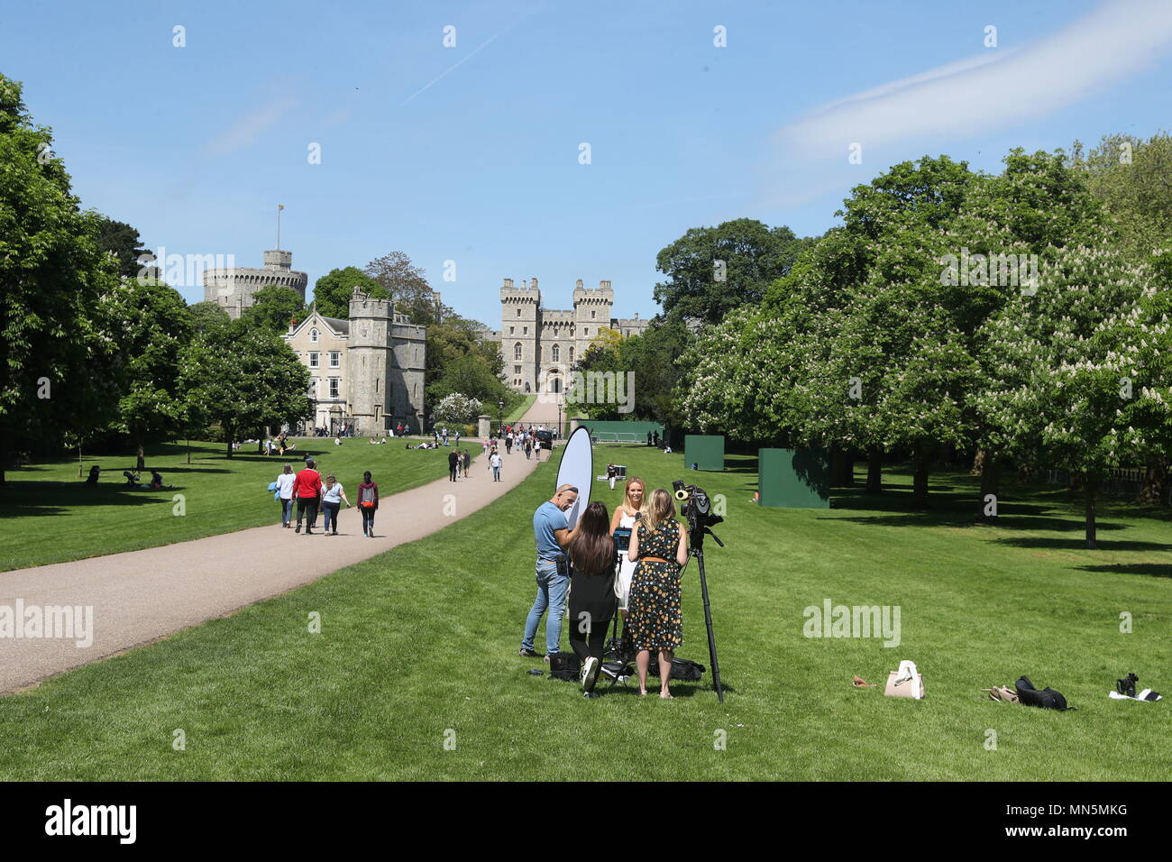 L'ajout d'AMANDA HOLDEN'S RETRANSMIS NOM Amanda Holden pour le tournage de la télévision nous montrent l'intérieur Edition sur la longue marche de Windsor des milliers d'UK et médias internationaux commenceront à installer pour leur couverture du mariage du prince Harry et Meghan Markle. Banque D'Images