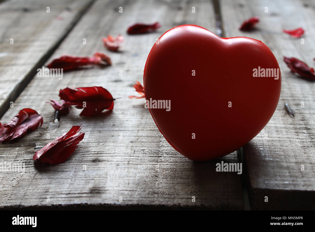 Coeur sur la plaque de bois pour love theme concept. Banque D'Images