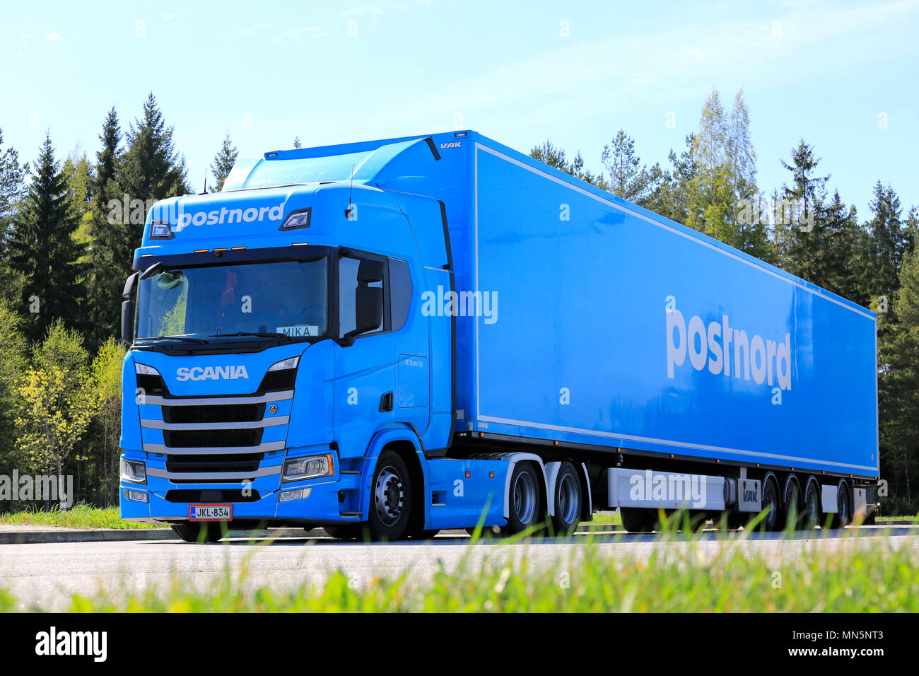 SALO, FINLANDE - 12 MAI 2018 : nouvelle génération de semi-remorque Scania FE-trans pour la logistique PostNord stationné sur une cour avec de l'herbe verte en été. Banque D'Images