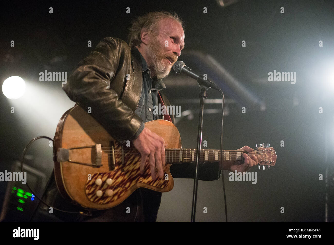 Norvège, Oslo - Mai 08, 2018. L'American rock et rock band les Blasters effectue un concert live à John Dee dans Oslo. Ici chanteur et guitariste Phil Alvin est vu sur scène. (Photo crédit : Gonzales Photo - Jarle H. MEO). Banque D'Images