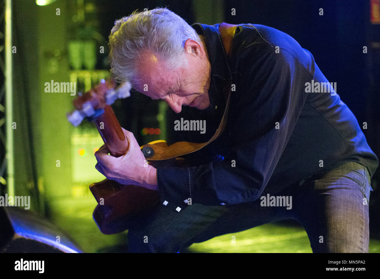 Norvège, Oslo - Mai 08, 2018. L'American rock et rock band les Blasters effectue un concert live à John Dee dans Oslo. Ici le guitariste Dave Alvin est vu sur scène. (Photo crédit : Gonzales Photo - Jarle H. MEO). Banque D'Images