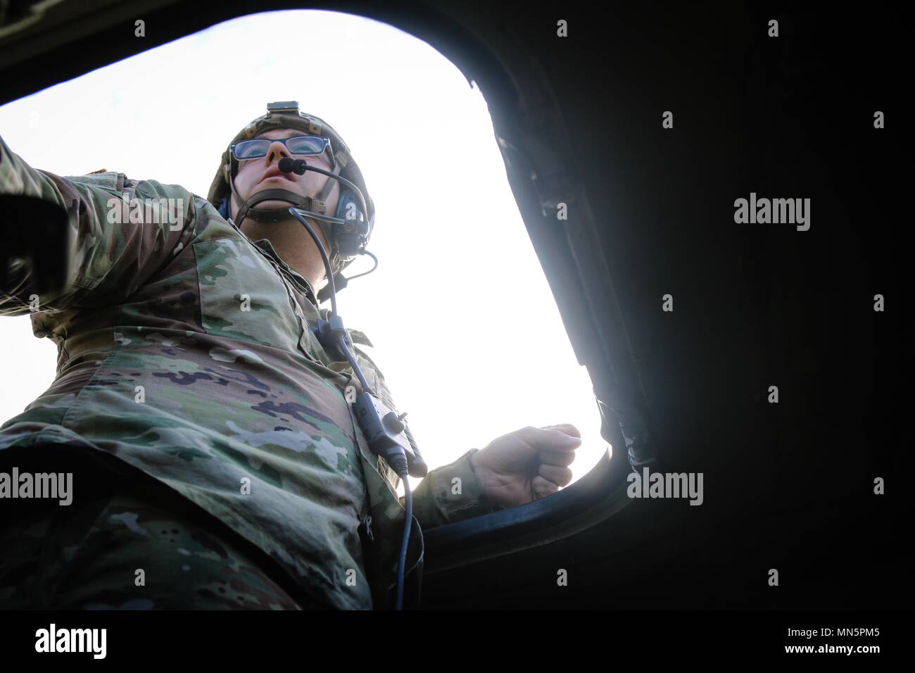 La CPS, Mai, 2018. Anthony Alvarez à la recherche d'un véhicule blindé intérimaire (IAV) 'Stryker', Gizycko, Pologne. Image courtoisie de la CPS. Hubert Delany / Battle Group Pologne. () Banque D'Images