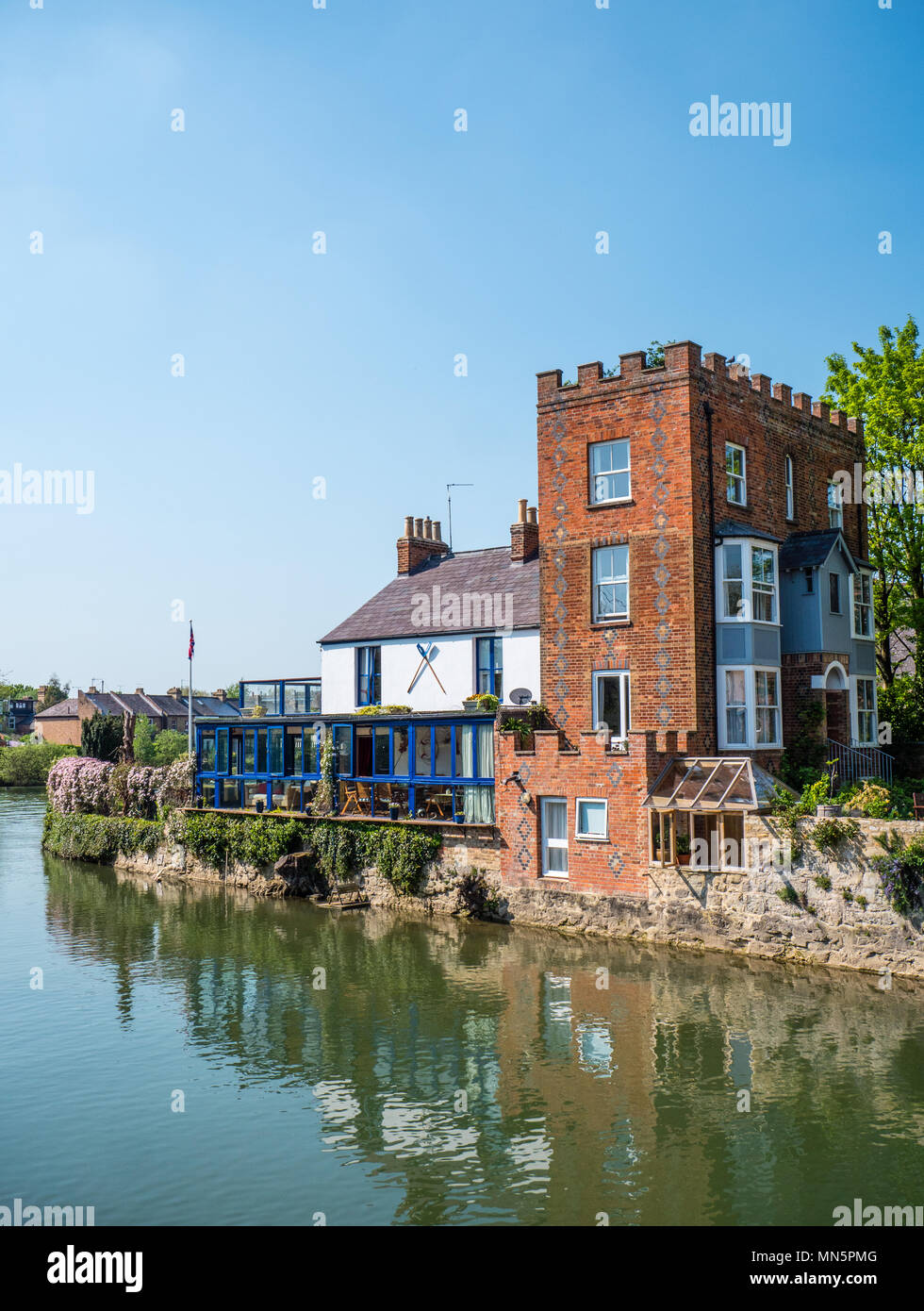 Maisons sur Tamise nr Folly Bridge, Oxford, Oxfordshire, England, UK, FR. Banque D'Images