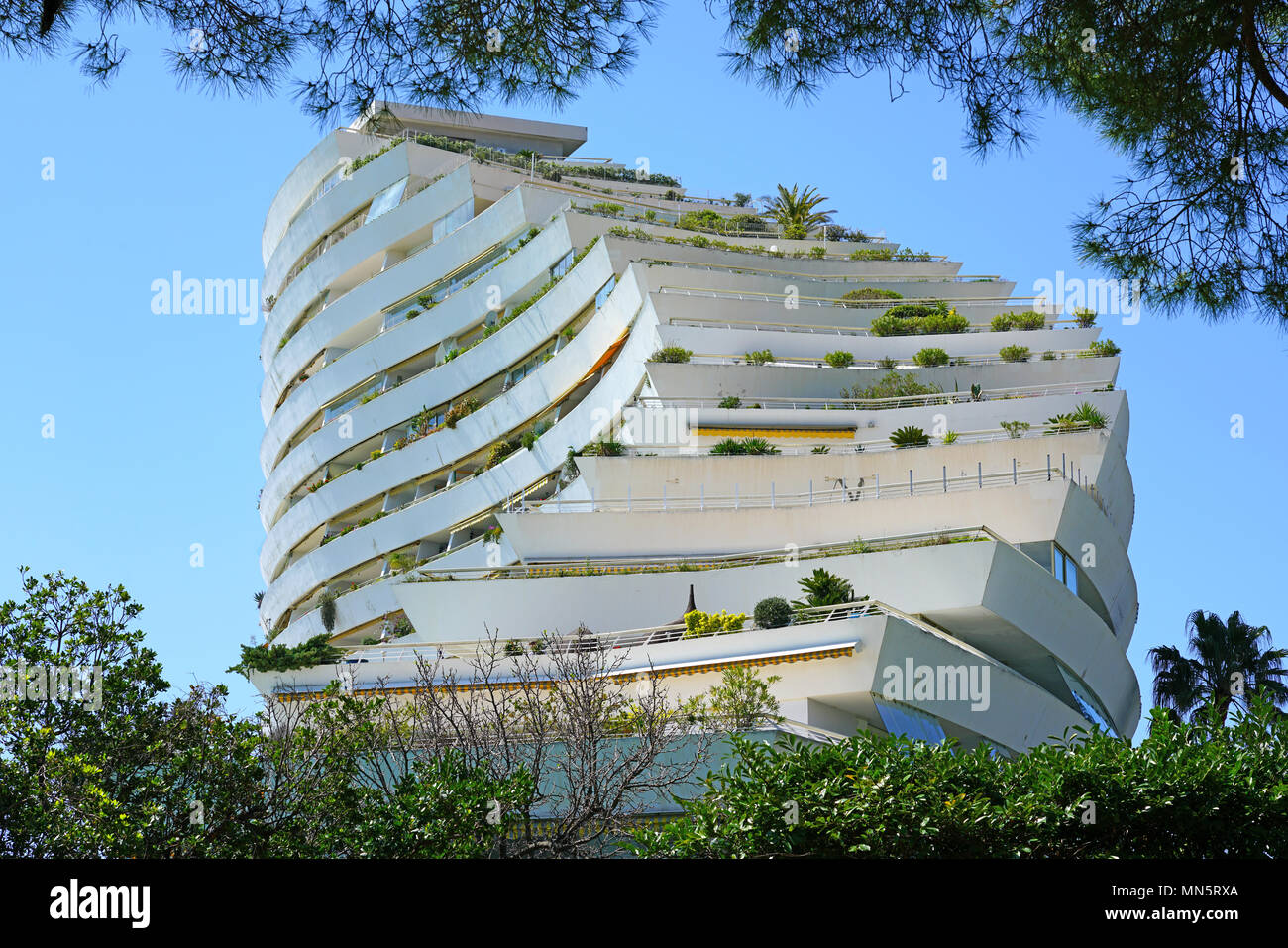 Vue de la Marina Baie des Anges l'immeuble construit par l'architecte