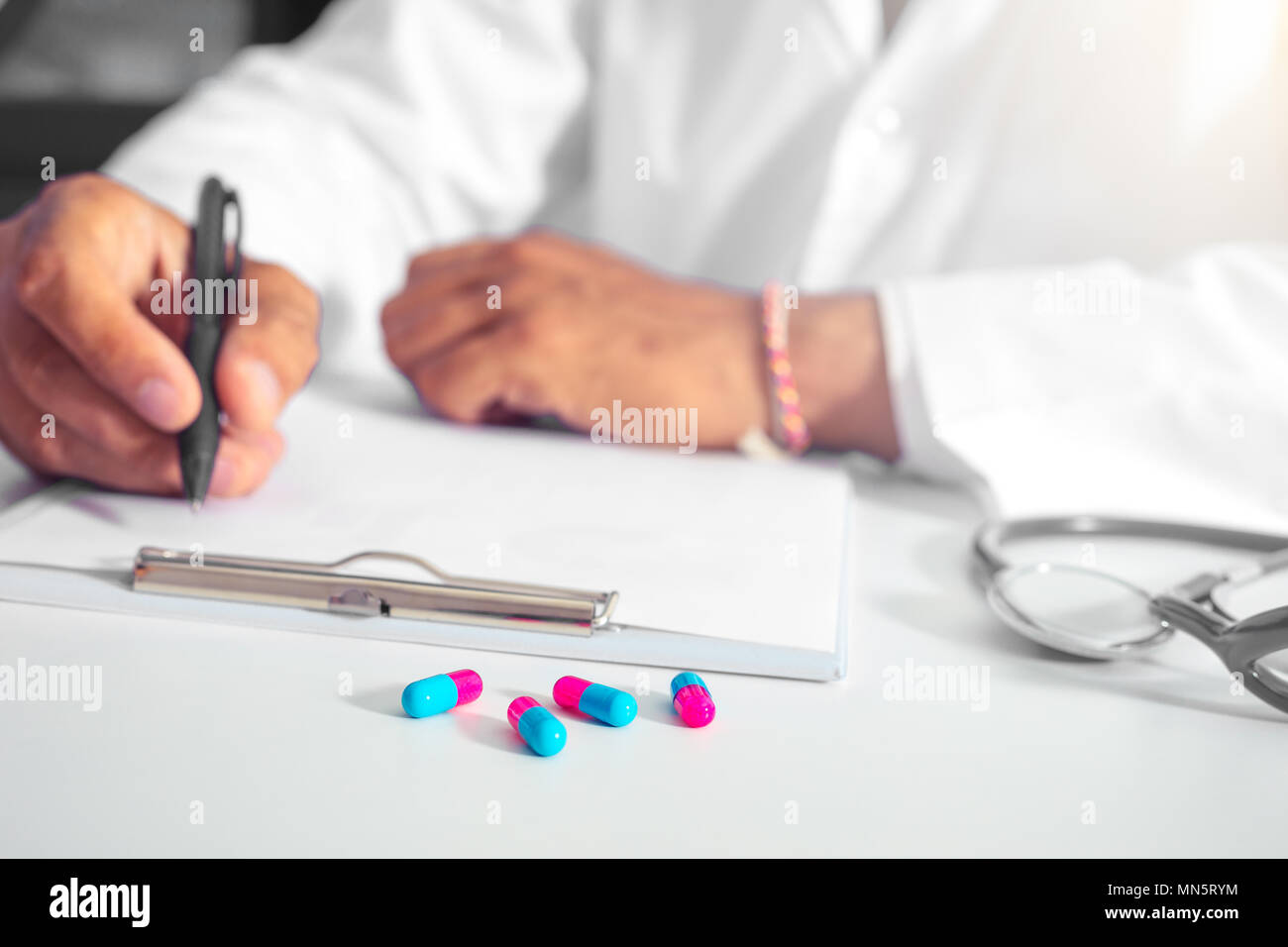 Un médecin de prescrire des médicaments. Prescription Pills sont prescrits par un médecin. Banque D'Images