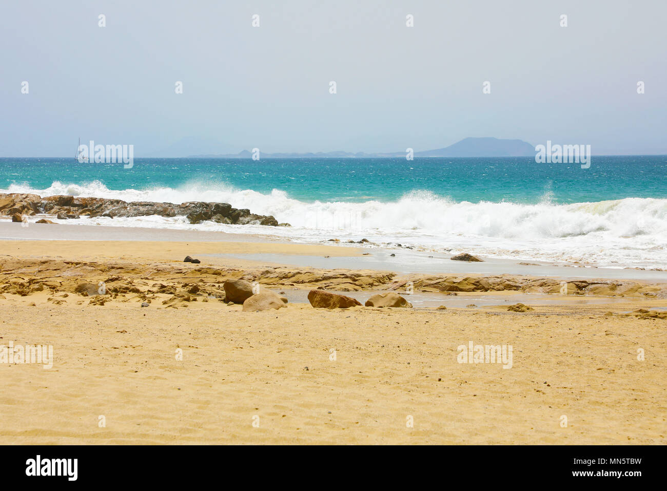 L'état de la mer à Playa las Cucharas à Fuerteventura Island sur l'arrière-plan, Costa Teguise, Lanzarote Banque D'Images