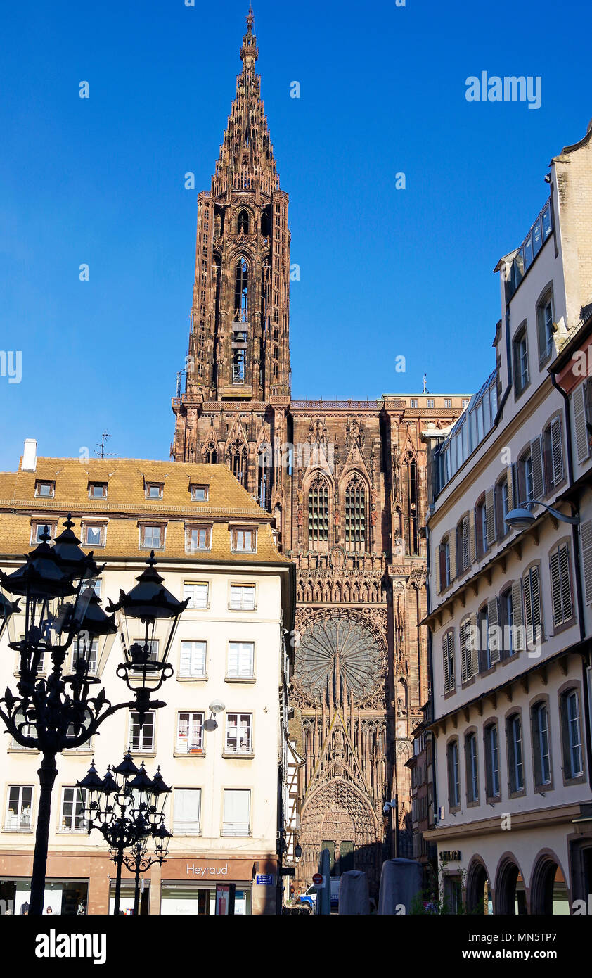 Le haut, flèche de style gothique tardif ou la Cathédrale Notre Dame de Strasbourg, vu depuis le niveau du sol, dans un quartier voisin. Banque D'Images