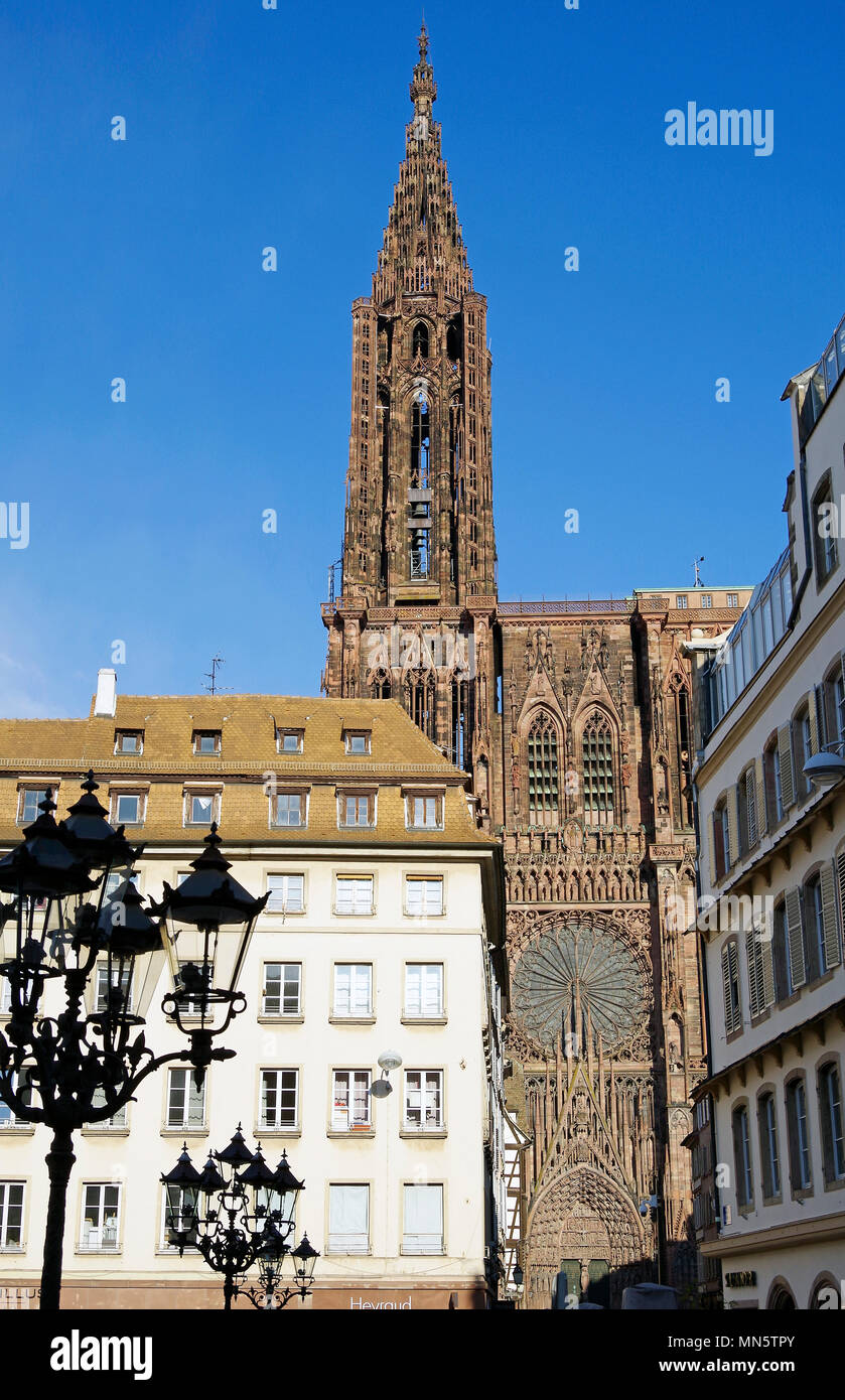 Le haut, flèche de style gothique tardif ou la Cathédrale Notre Dame de Strasbourg, vu depuis le niveau du sol, dans un quartier voisin. Banque D'Images