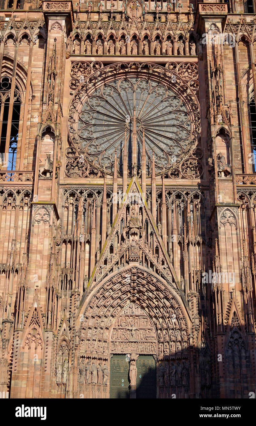 Le portique et la rosace de style gothique tardif, ou élevé, à l'Ouest avant de Cathédrale Notre Dame de Strasbourg, à partir de la rue Mercière Banque D'Images
