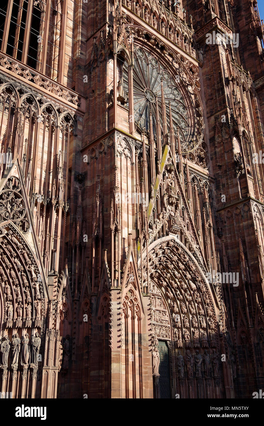Détails de la tour nord-ouest et spire du haut, ou du gothique tardif, Cathédrale Notre Dame de Strasbourg, de la Place de la Cathédrale Banque D'Images