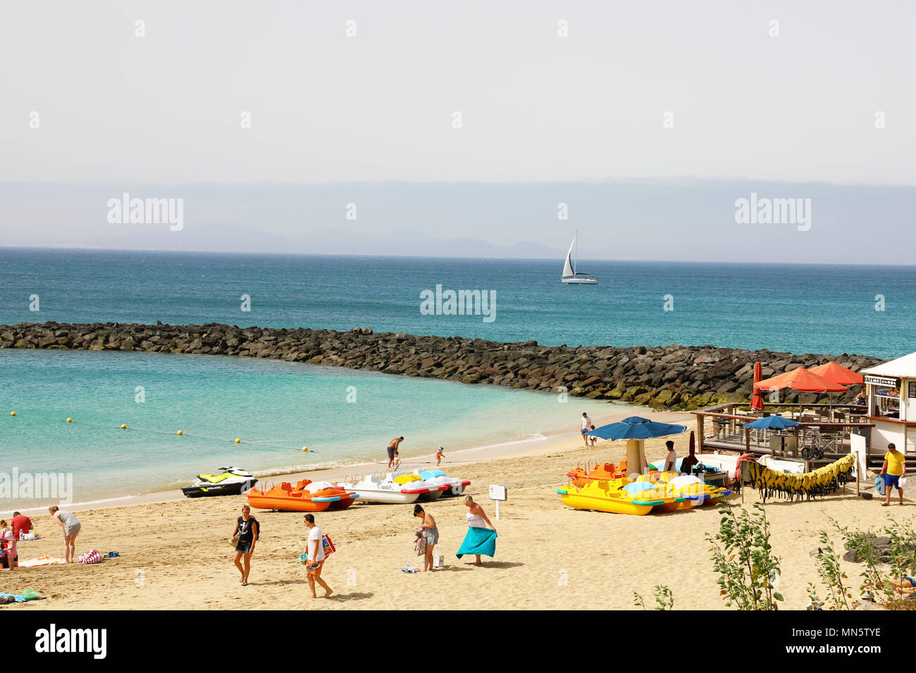LANZAROTE, ESPAGNE - 18 avril 2018 : baigneurs à Playa Dorada une plage dans le sud de l'île de Lanzarote, Îles Canaries Banque D'Images
