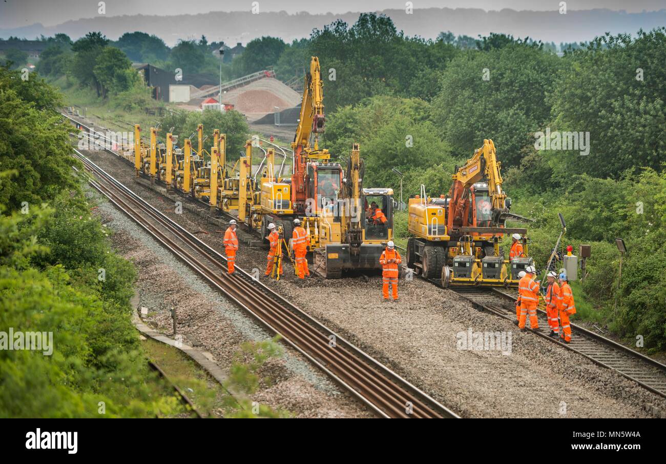 Network Rail commencer à jeter la chenille sous Hunts Mill Bridge, Wotton Bassett. 27/05/17 Banque D'Images