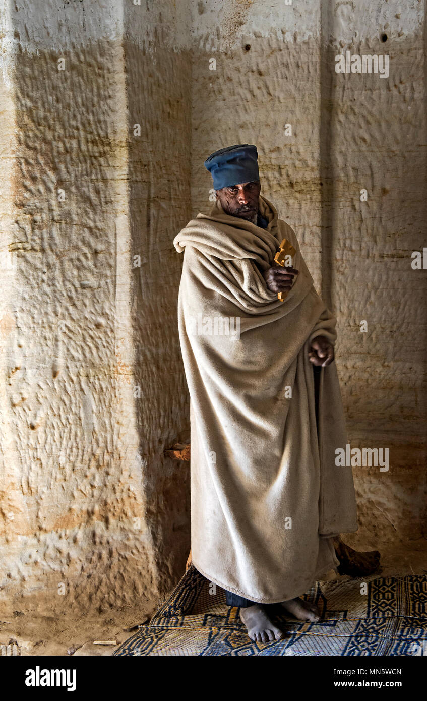 Prêtre orthodoxe de l'église rupestres Daniel Korkor Gheralta, montagnes, Tigré, Ethiopie Banque D'Images